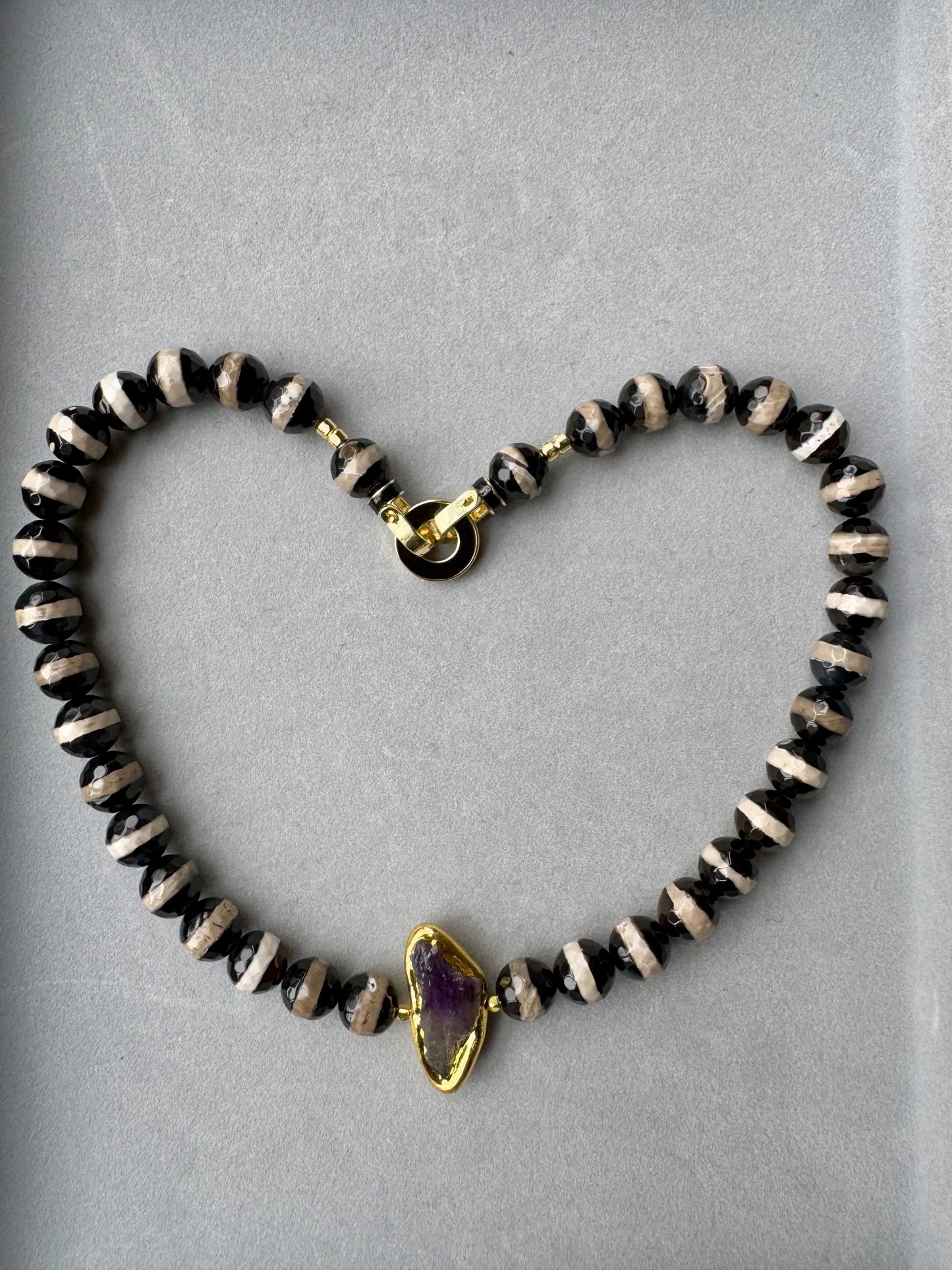 BLACK AND WHITE AGATE CHOKER