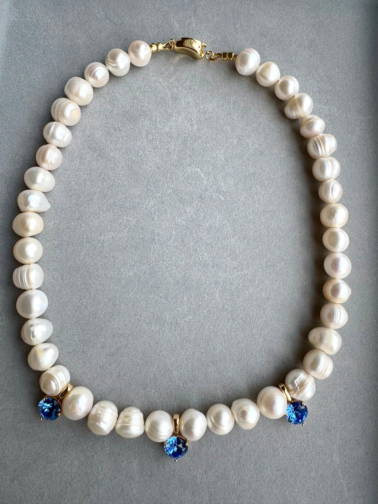 PEARLS AND BLUE CRYSTALS NECKLACE