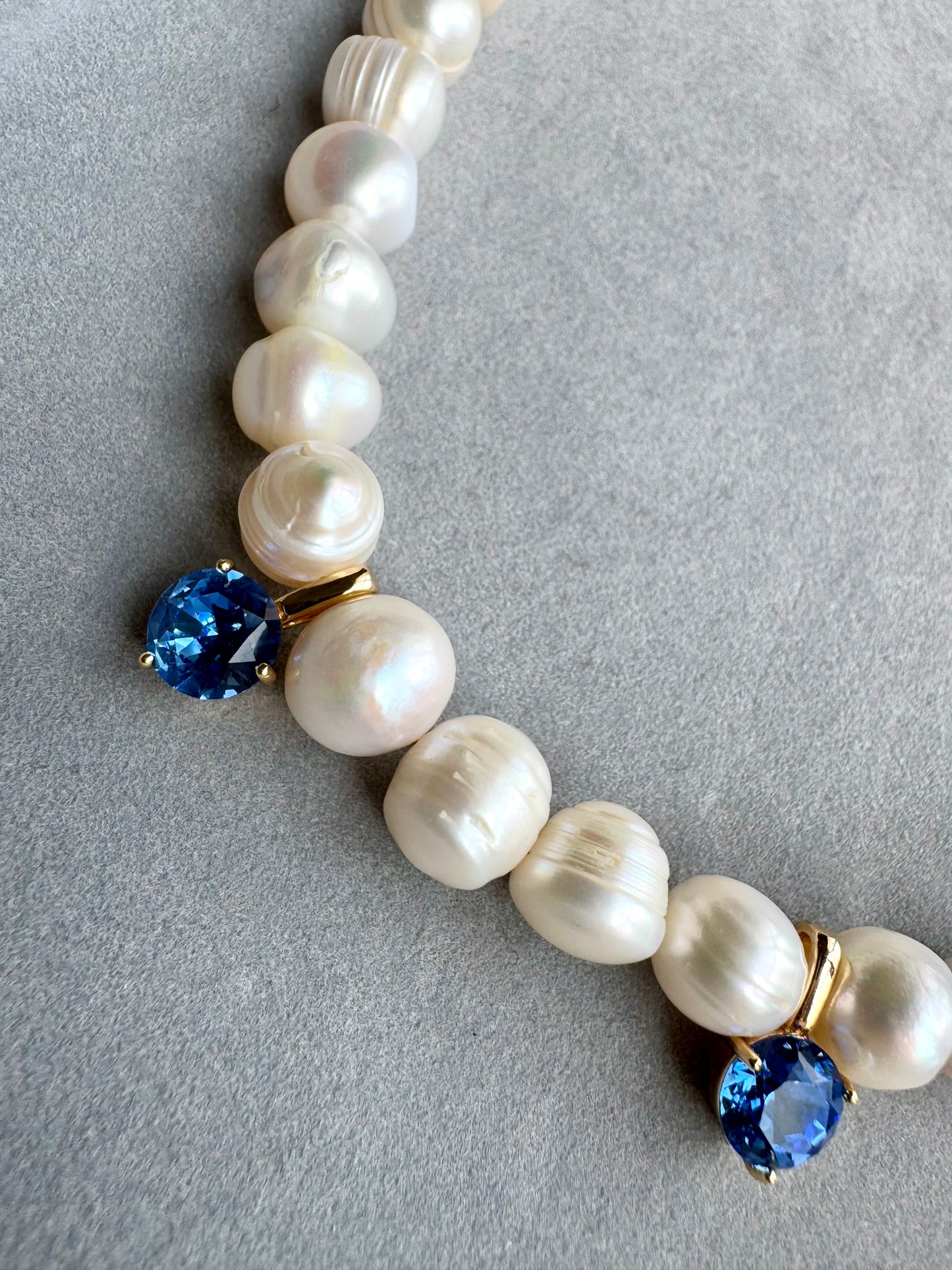 PEARLS AND BLUE CRYSTALS NECKLACE