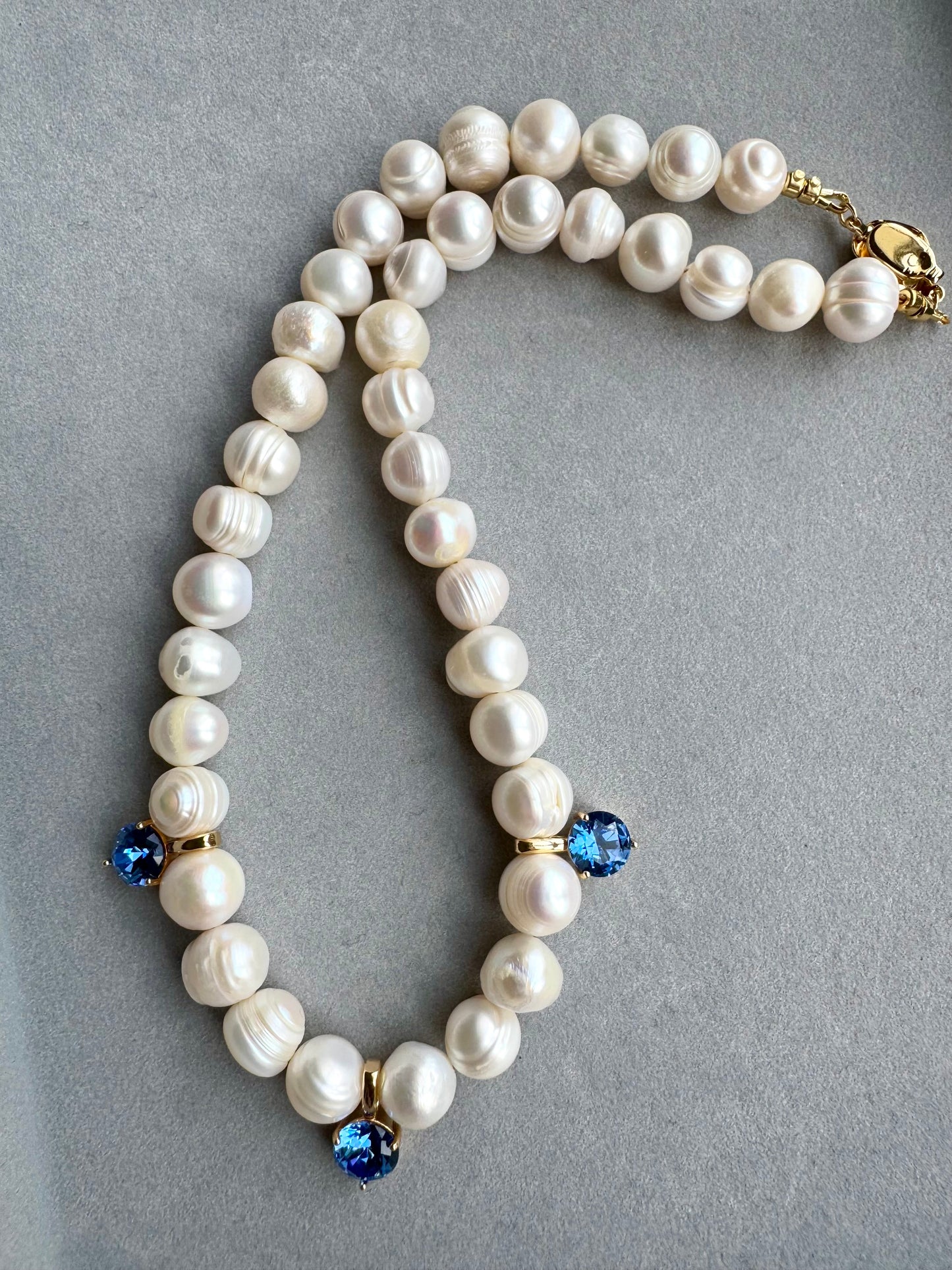 PEARLS AND BLUE CRYSTALS NECKLACE